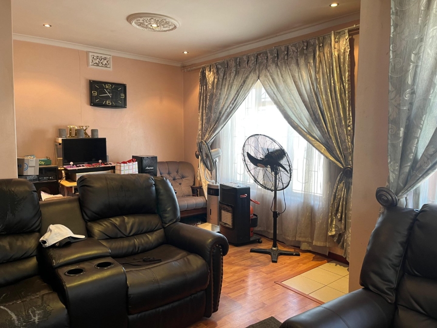 3 Bedroom Property for Sale in Browns Farm Western Cape